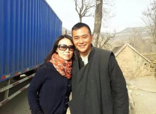 “黃梅歌后”吳瓊：42歲嫁小15歲老公，跟公婆做朋友，59歲似凍齡