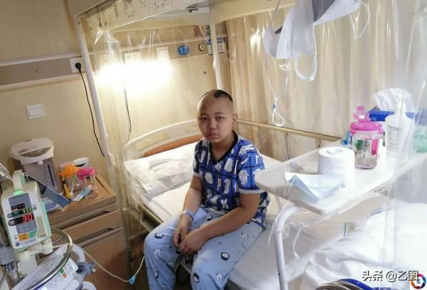 男孩軍訓昏迷倒地，從此告別校園，爺爺每天看著牆上26份獎狀流淚