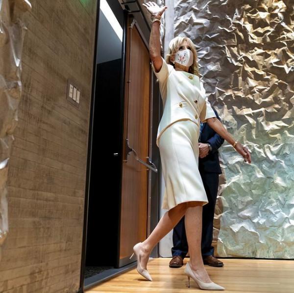 70歲美國第一夫人太會穿!穿金屬扣白裙好閃耀,脖子上面板鬆弛了 70歲美國第一夫人太會穿!穿金屬扣白裙好閃耀,脖子上面板鬆弛了