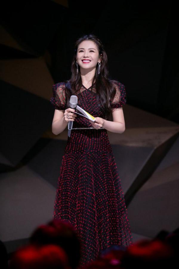 劉濤穿波點裙主持《披荊斬棘的哥哥》，在哥哥面前，姐還是小女生