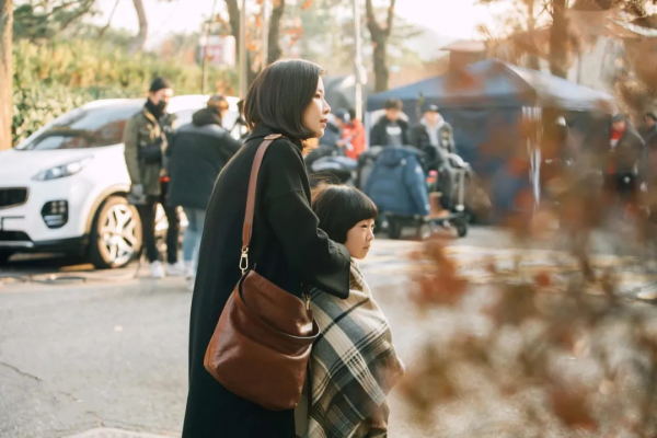 女兒被幼兒園“勸退”的媽媽：廢掉一個孩子，只需要幫他做一切…