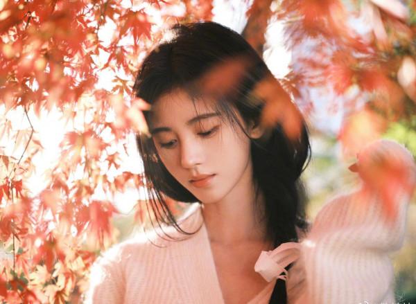 鞠婧禕暖冬楓葉,白色針織外套溫柔又搶眼 鞠婧禕暖冬楓葉,白色針織外套溫柔又搶眼