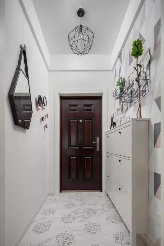 她家客廳好好看，像是住進了熱帶雨林，想買同款桌布