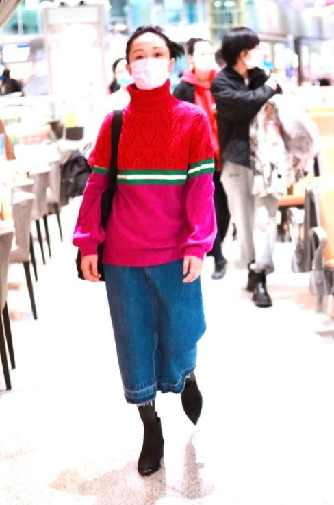 周迅的時尚看不懂,毛衣只穿“上半截”,雖然有些彆扭,卻挺時髦 周迅的時尚看不懂,毛衣只穿“上半截”,雖然有些彆扭,卻挺時髦