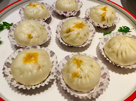 國慶節，4個人酒店聚餐，9道菜花費700元，朋友說：這菜值這個價