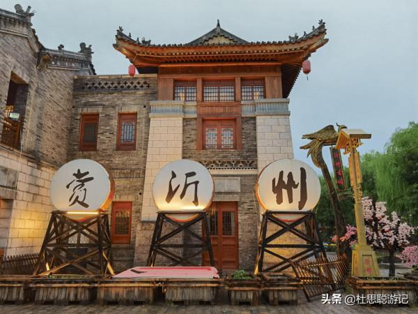 漢EV自駕山東，帶著家人來逛沂州古城，孩子一人就能吃兩串魷魚