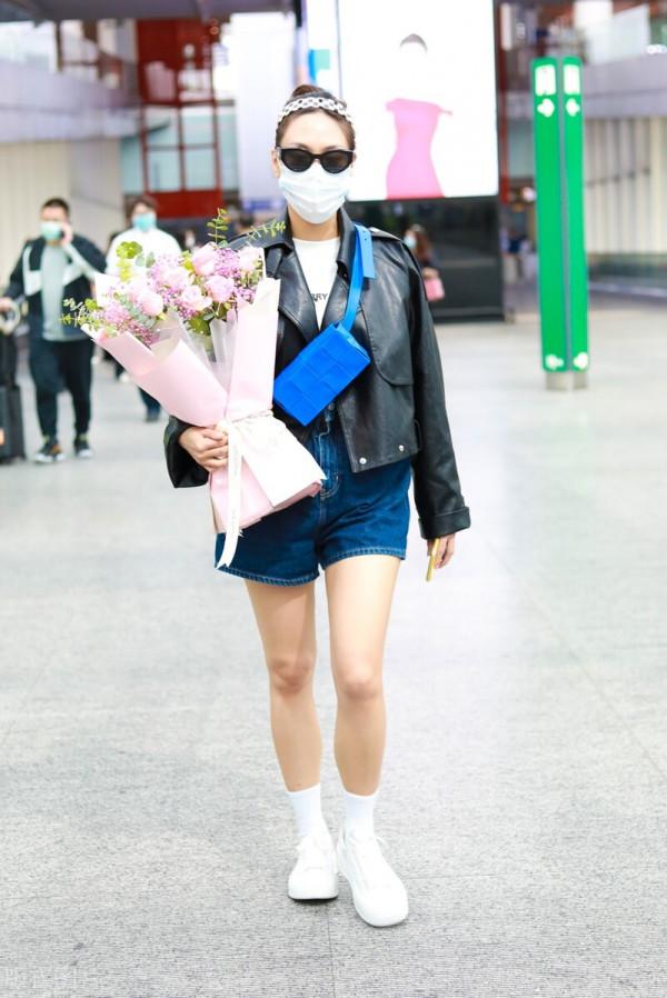 王霏霏身穿黑色皮夾克現身 黑超遮面懷抱鮮花又A又辣