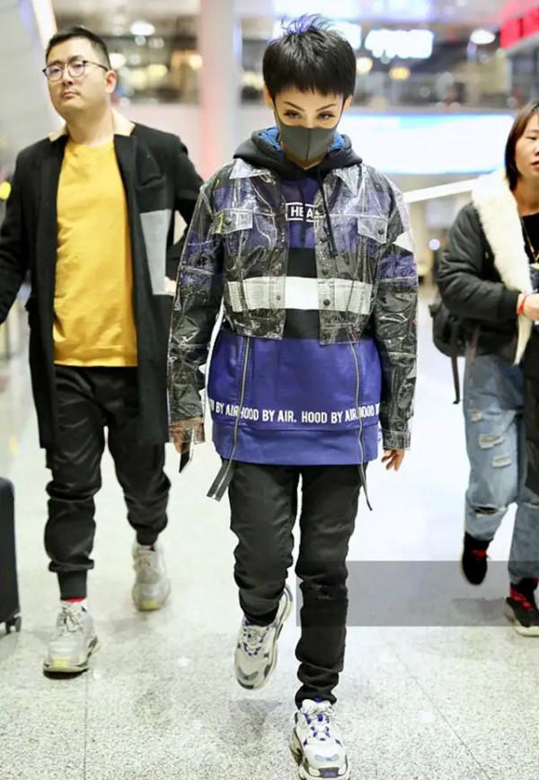 塑膠高跟鞋過時了？寧靜穿塑膠夾克潮到起飛，一點都不像47歲