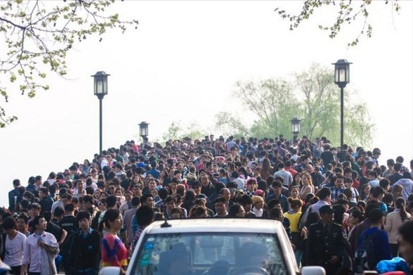 去西湖旅遊的人哭了，遊客能把西湖填滿了，網友：看景還是看人？