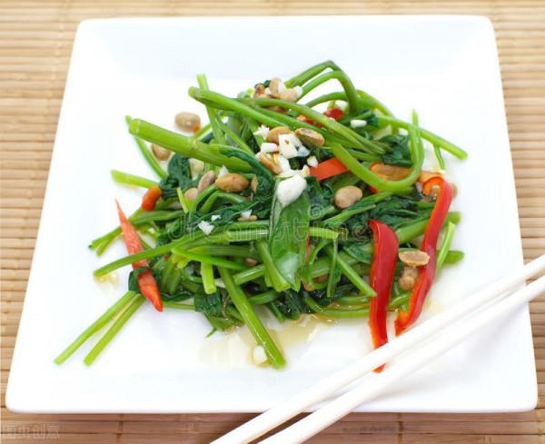 爆炒空心菜，怎樣才能又綠又鮮？下鍋前多加1步，菜葉鮮亮不發黑