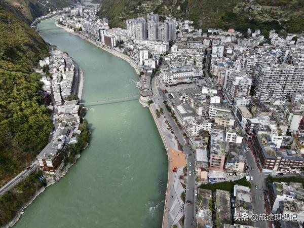 紅軍走過的瀘定橋，雖然如今保護措施齊全，但走上去依舊心驚膽戰