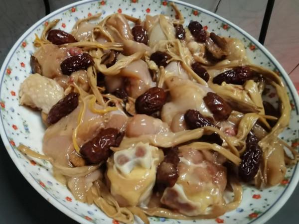廣東人特愛吃的一道下飯菜,紅棗金針菇蒸雞。你會做嗎? 廣東人特愛吃的一道下飯菜,紅棗金針菇蒸雞。你會做嗎?
