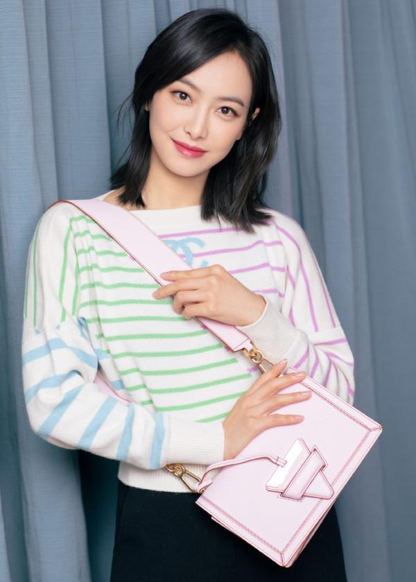 33歲的宋茜也太甜了，穿拼接針織衫配粉色單肩包，少女感爆棚