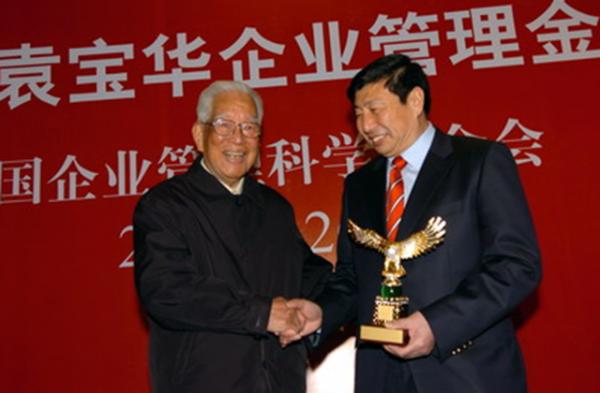 90歲的朱鎔基親自拜訪百歲的袁寶華,見面後:最好的啟蒙老師 90歲的朱鎔基親自拜訪百歲的袁寶華,見面後:最好的啟蒙老師