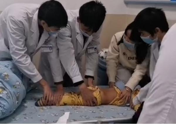 3歲男孩身上的10隻手，緊緊抓著的，是不能放過的希望