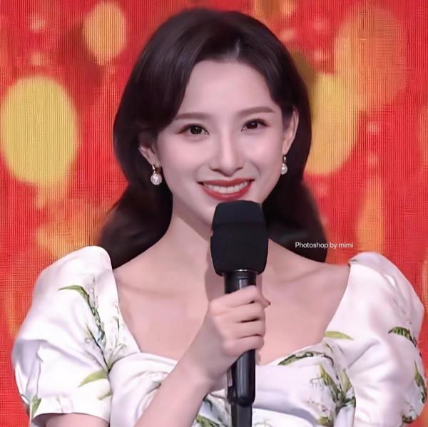 28歲馬凡舒首登春晚大爆火！成央視門面搶風頭，穿禮服顏值太絕