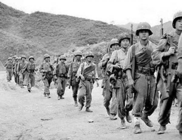 抗美援朝：猖狂的美軍炸死我國村民，志願軍怒而反擊，斃敵5000人