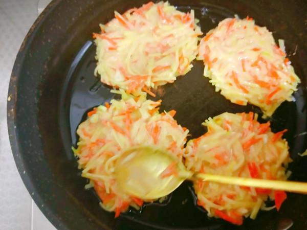 冬天,早餐一杯熱氣騰騰的黑豆豆漿,再配這樣的蔬菜餅,小孩也愛 冬天,早餐一杯熱氣騰騰的黑豆豆漿,再配這樣的蔬菜餅,小孩也愛