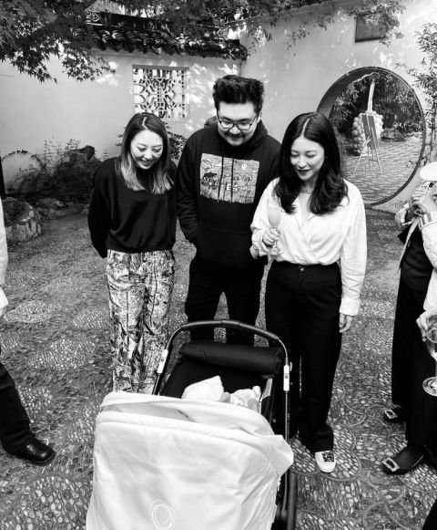 朱珠女兒命名儀式太隆重！齊聚京圈名流，朱珠產後穿黑白裝狀態佳