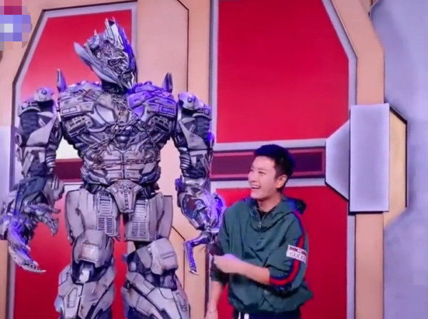 威震天太能聊！現場要求賈乃亮跪下大喊萬歲，後者當場變社恐