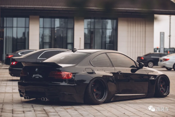 遼寧車友的寶馬E92逆向改裝，先選寬體後挑車你學到了嗎？