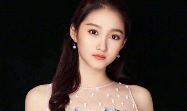 明星也愛編制？關曉彤加入國家話劇院，果然宇宙的盡頭是編制