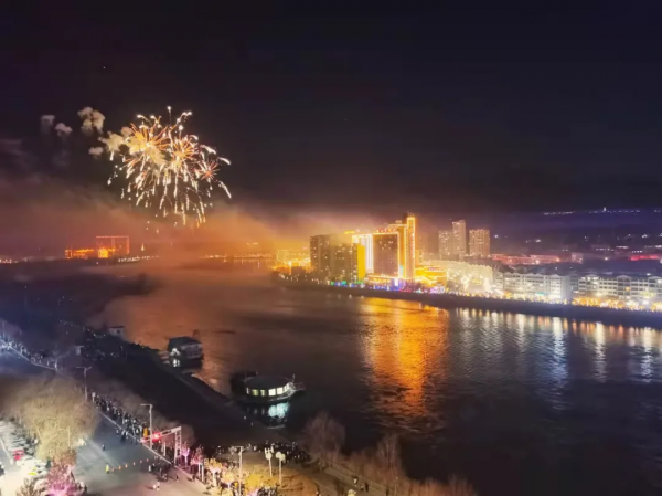 【網路中國節】月色嬋娟永靖夜 焰火耀天映新春