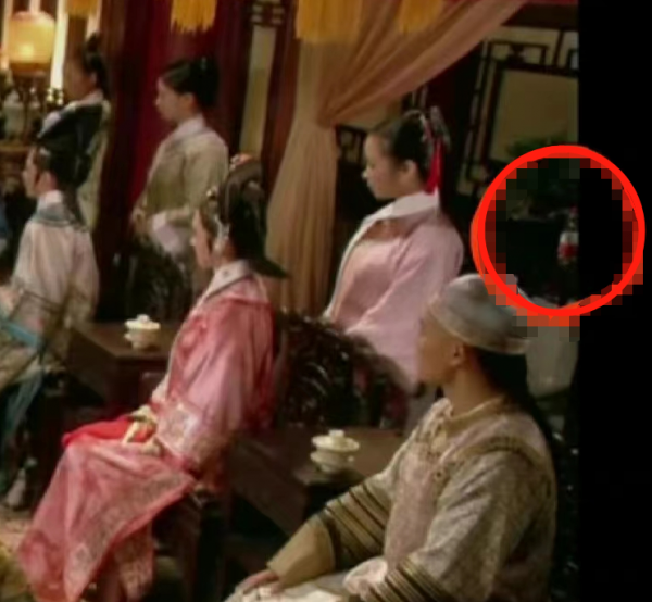 《甄嬛傳》穿幫細節照曝光！淳貴人看錶演玩手機，地上還有菸頭