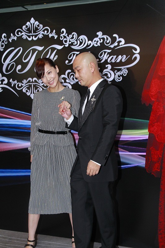 張衛健帶著老婆出門，張茜的穿搭是很優雅的，帶出門真有面子