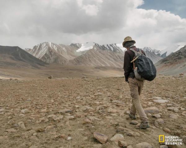 他從非洲走路到中國，15雙鞋報廢