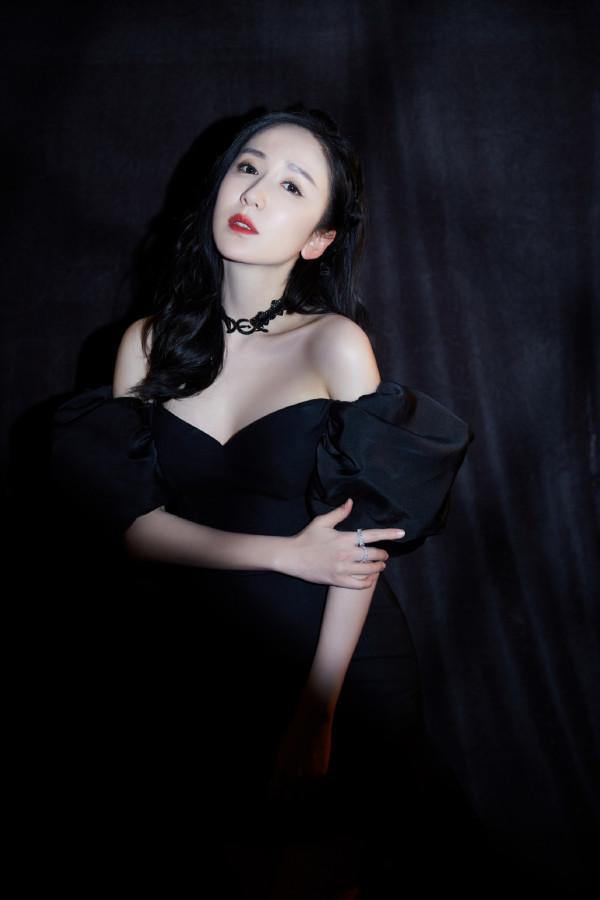 婁藝瀟真拼，走紅毯穿12釐米“筷子鞋”，配露肩禮服優雅迷人