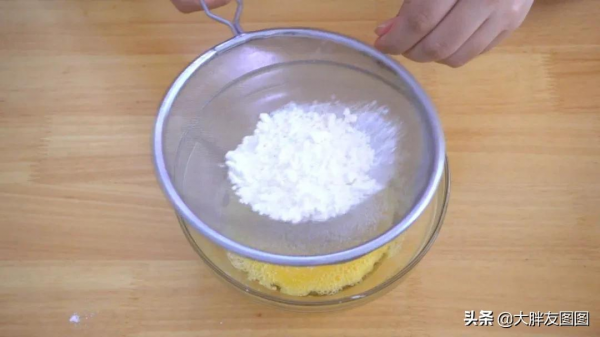 揭秘！冰乳酪蛋糕的簡易做法，不需要烤箱，好吃不上火