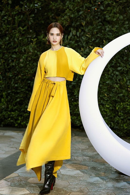 楊丞琳可真敢穿，休閒裝配紅色靴子，不同風格碰撞還挺有時尚感