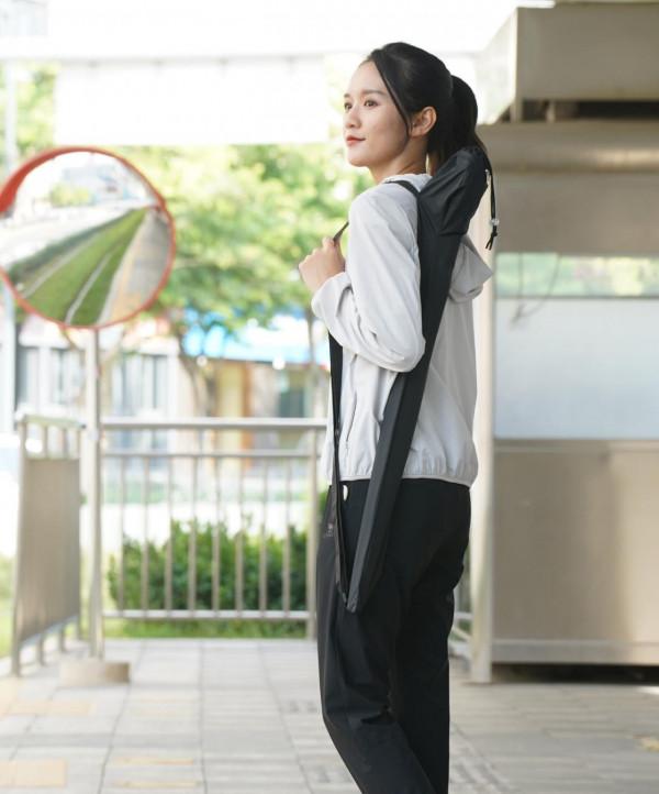 突破傳統登山杖設計!爬山累了用來按摩,還能當作凳子給手機充電 突破傳統登山杖設計!爬山累了用來按摩,還能當作凳子給手機充電