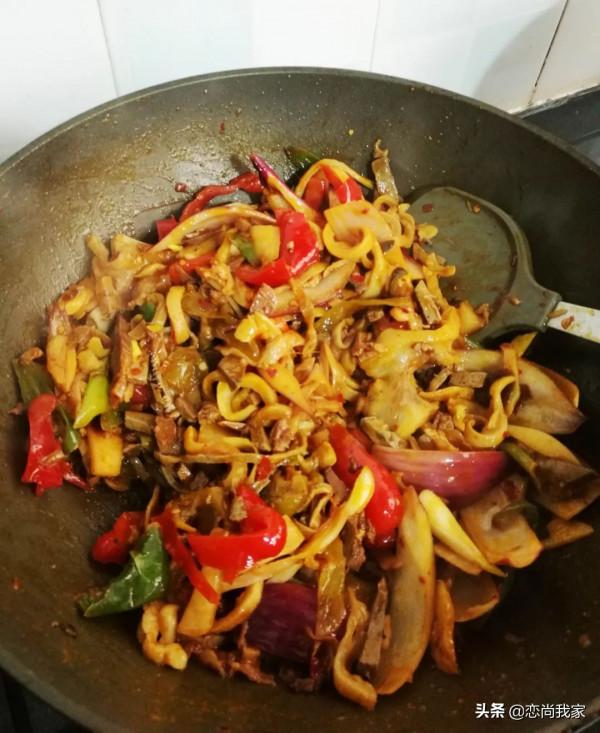 羊雜怎麼處理才能去腥，這個洋蔥泡椒炒羊雜是不錯的下飯菜