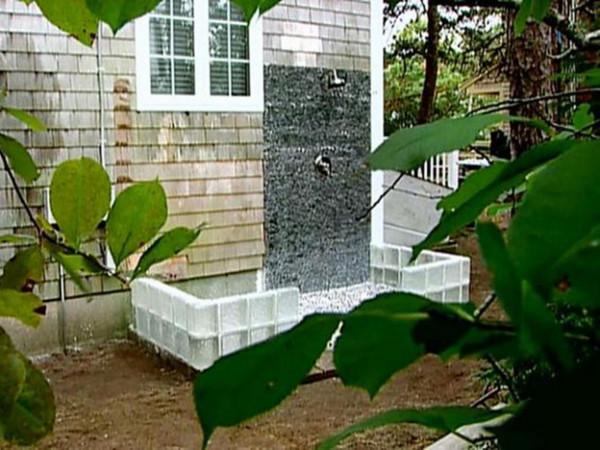 玻璃磚砌完牆,剩餘11塊鋪在院子花圃裡,比紅磚塊的效果要漂亮 玻璃磚砌完牆,剩餘11塊鋪在院子花圃裡,比紅磚塊的效果要漂亮