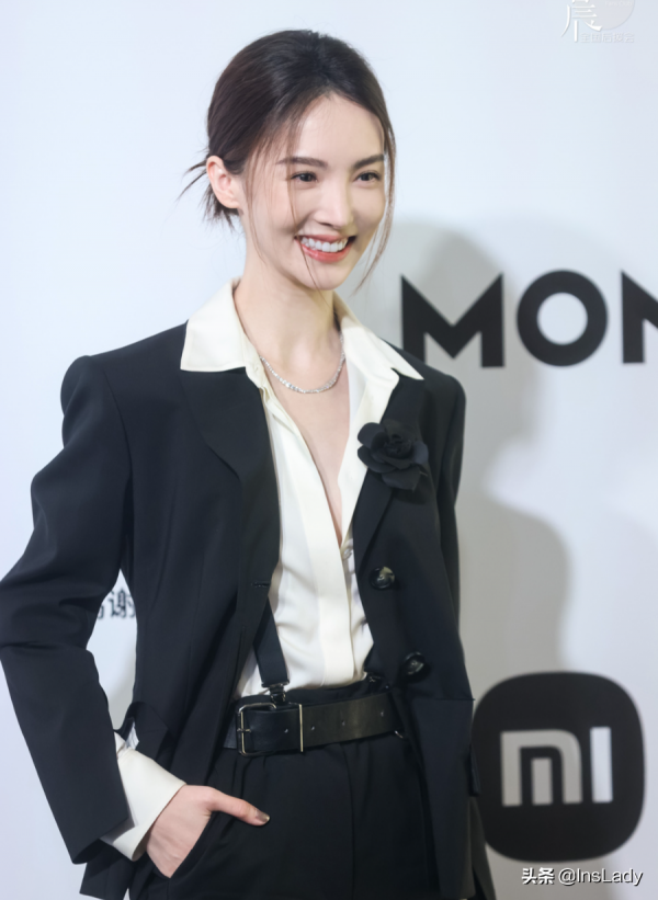 我的社恐女同事，一到年會就變名媛了？