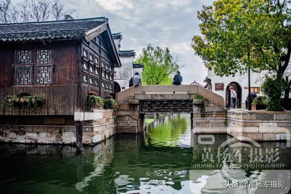 中國唯一因湖而得名的城市，面積5820平方千米，風光秀美名勝眾多