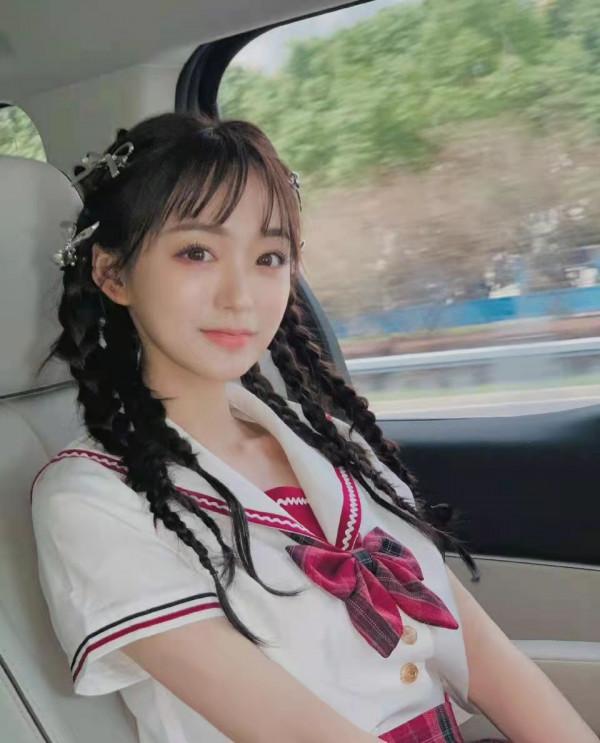 何泓姍30+的年紀18歲 歲的臉，穿“日系校服”真嫩，看不出年紀感