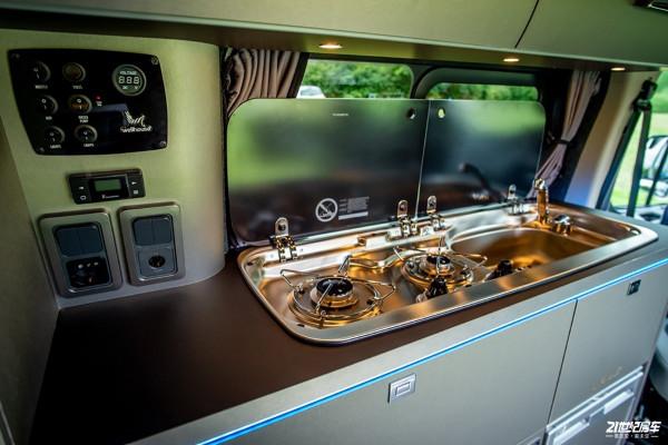 打個樣?全身黑化運動套件,這樣改裝的福特房車夠酷炫 打個樣?全身黑化運動套件,這樣改裝的福特房車夠酷炫