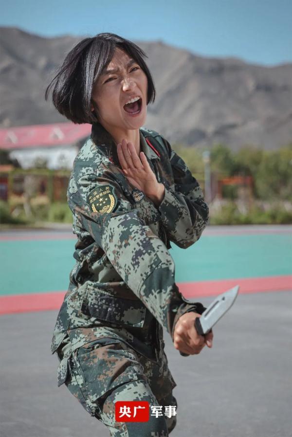 實力圈粉！女子特戰隊員高燃桌布來了