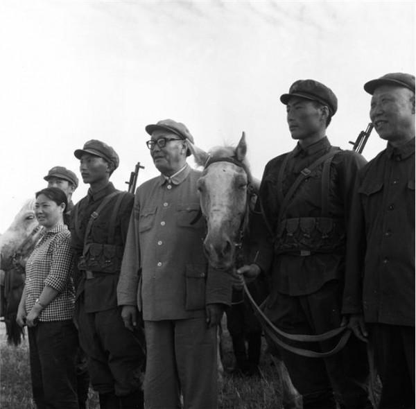 單刀赴會阻止內蒙古分裂,毛主席欽定:沒有軍職,烏蘭夫也授上將 單刀赴會阻止內蒙古分裂,毛主席欽定:沒有軍職,烏蘭夫也授上將