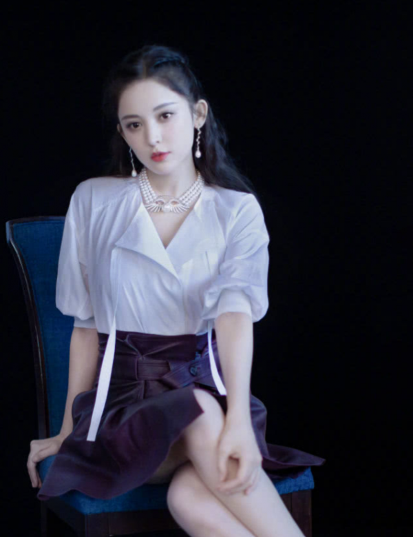 92年的古力娜扎，五官精緻立體，氣質冷豔動人