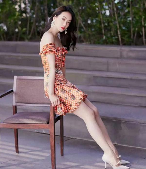 宋茜穿格子連衣裙拍大片,僅憑一把木椅做道具,卻拍出了國際範兒 宋茜穿格子連衣裙拍大片,僅憑一把木椅做道具,卻拍出了國際範兒