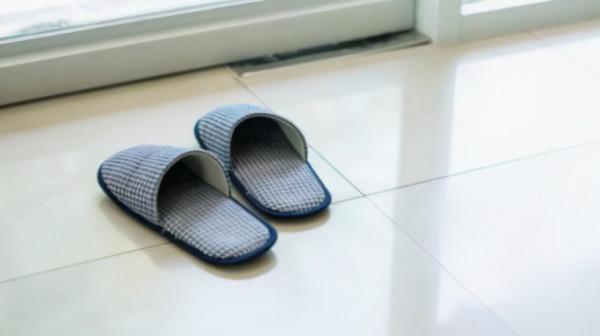 明明很乾淨的拖鞋,為什麼會散發惡臭味,有解決的辦法麼? 明明很乾淨的拖鞋,為什麼會散發惡臭味,有解決的辦法麼?