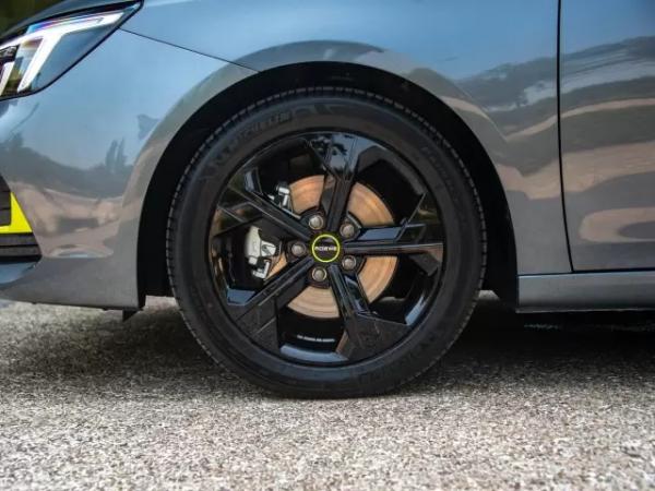 天幕+大空間+14.3英寸屏，榮威i6MAX稱得上A+級轎車槓把子