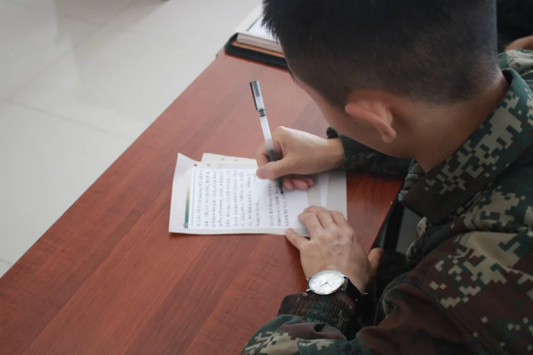 向榜樣看齊!火箭軍某部官兵掀起學習先進事蹟熱潮 向榜樣看齊!火箭軍某部官兵掀起學習先進事蹟熱潮