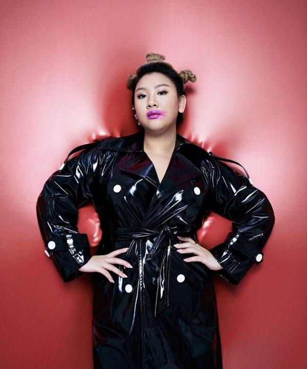 鄭欣宜的顯瘦穿搭又成功了,真空穿西裝繫腰帶,配闊腿褲更顯腿長 鄭欣宜的顯瘦穿搭又成功了,真空穿西裝繫腰帶,配闊腿褲更顯腿長