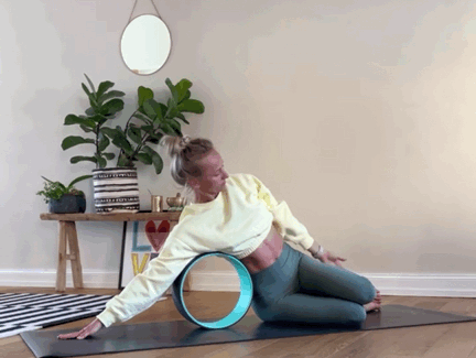 被譽為輔具神器的-瑜伽輪,你會用嗎?(附練習序列) 被譽為輔具神器的-瑜伽輪,你會用嗎?(附練習序列)