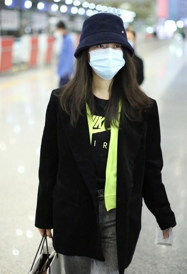 趙今麥上大學後帥出“新高度”，簡單搭配黑西裝，也能穿出明星範